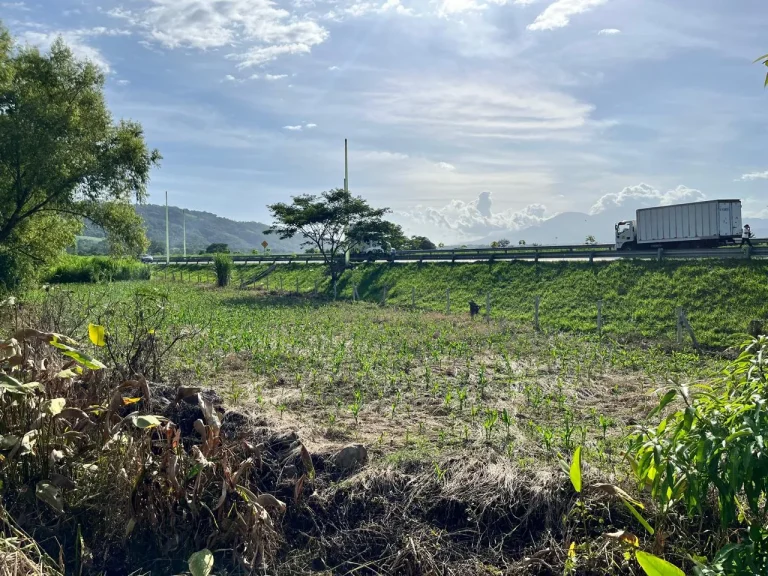 Terreno Plano de 2,300 m² a un Costado del Bulevar Claudia Lars El Salvador